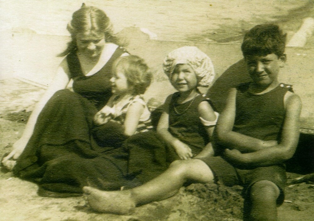 Laird, Dickadee, Chloris, and Sigrid seated together at Leith