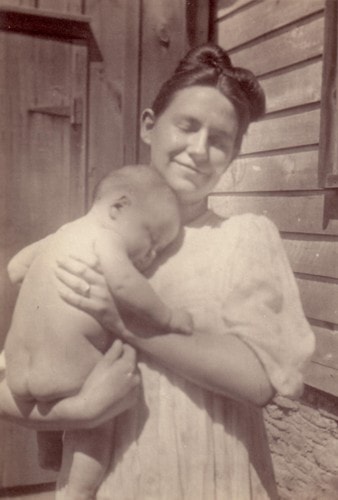 Madonna Ahrens with baby Penelope in Meadowvale, Ontario, 1908